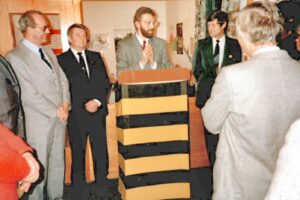 Archiveröffnung 1987 (v.li. Bürgervorsteher Egon Schwintowsky, Bürgermeister Hauke Matthiessen und Dr. William Boehart.